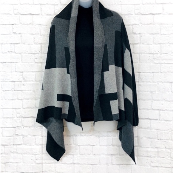 Coco and Carmen Black and White block woman’s sweater wrap Size M - Picture 2 of 8
